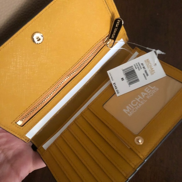 Mk Kimberly Bag - clutch and wallet 😍😍 - Picture 4 of 8